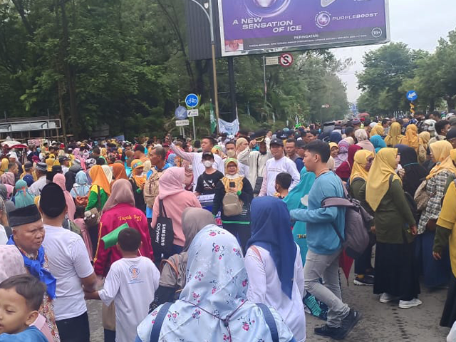 Ribuan warga Persyarikatan Muhammadiyah memadati jalanan Kota Solo